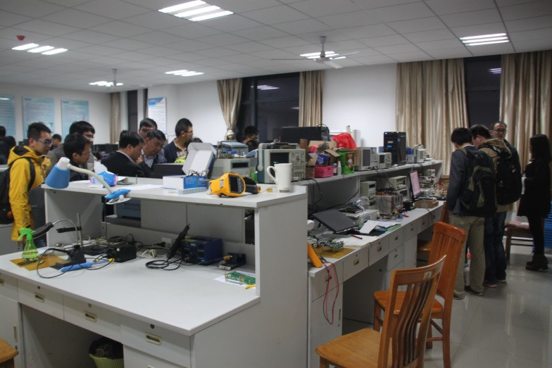 参观模块电源实验室_副本.jpg